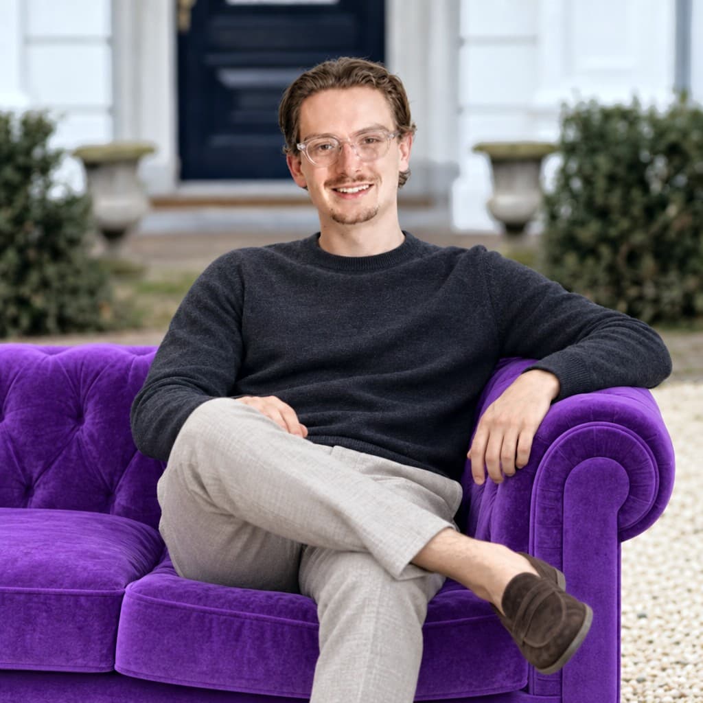 Thijmen op een paarse bank voor het pand van Morgen Legal.
